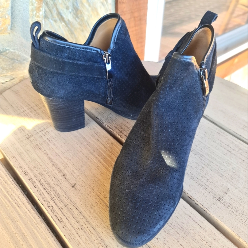FRANCO SARTO NWOT DAKOTA Pin Dot Suede Leather Side Cut Out Stacked Heel 8.5M